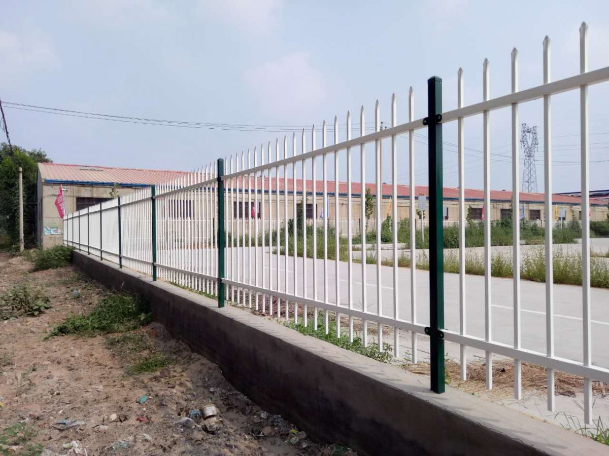 恒烨筛网 构筑安全与美观的边界——浅析锌钢护栏的多场景应用